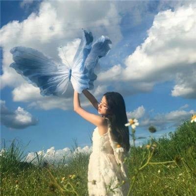 独家爆料：顶流女星旧照被扒，网友笑疯，一个月